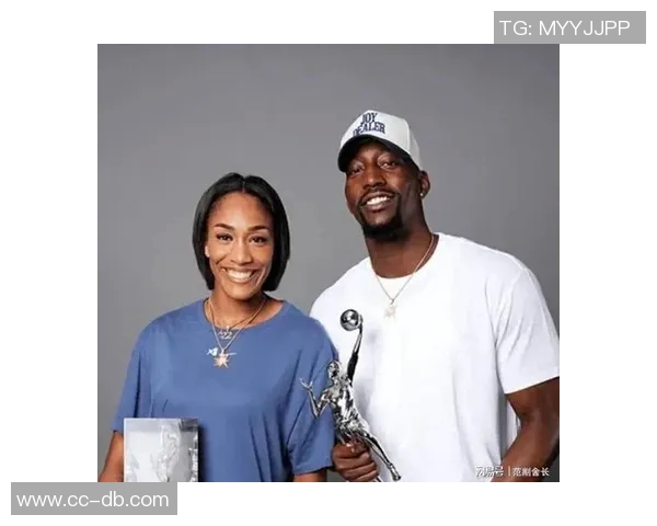 热火祝贺阿贾夺生涯第三冠阿德巴约与其合影庆祝